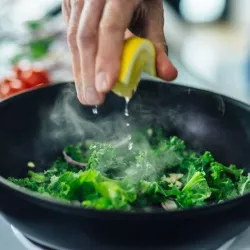 Fiskars Patelnia szefa kuchni 26cm + pokrywka 1026575 Functional Form Nieprzywierająca powłoka Hardtec™ System odcedzania