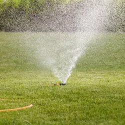 Fiskars Zraszacz stacjonarny kwadrat 1023664 Podlewa 81m2 Spryskiwacz